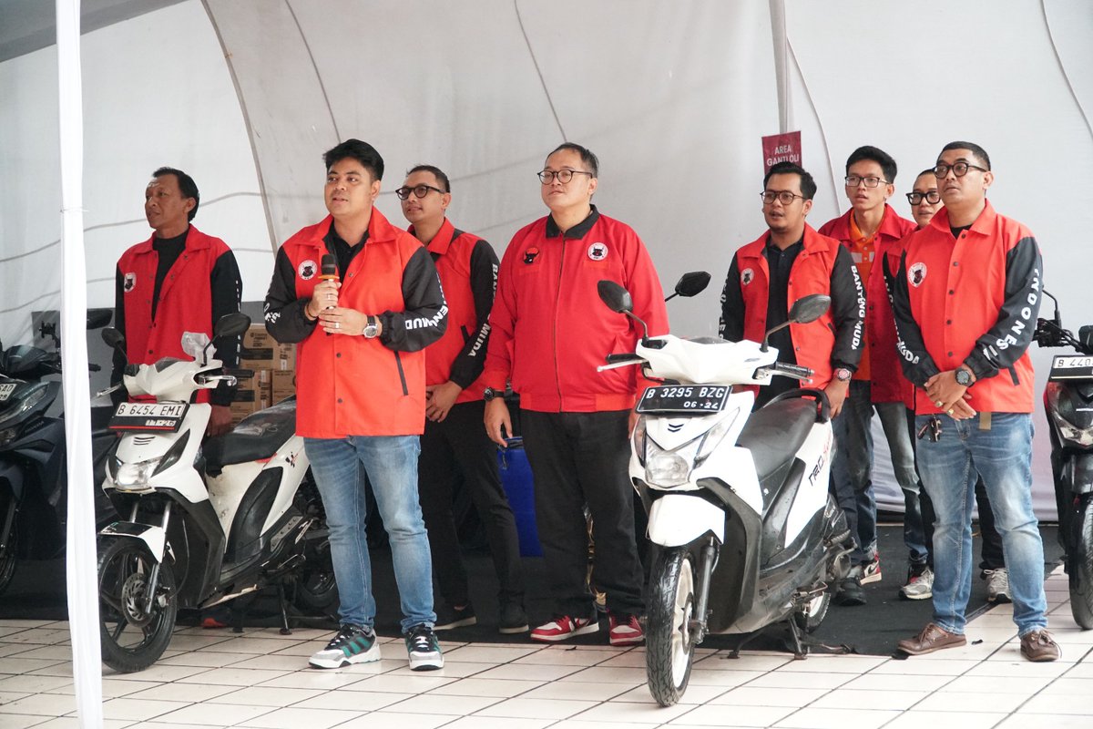 DPPBMI's tweet photo. Dalam rangka memperingati HUT Ke-52 tahun PDI Perjuangan, Dewan Pimpinan Pusat Banteng Muda Indonesia (DPP BMI) menggelar kegiatan Bakti Sosial dengan melaksanakan program cek kesehatan dan ganti oli gratis untuk para ojek online. 

#BantengMudaIndonesia #MudaBerjuang #GenerrasiGotongRoyong