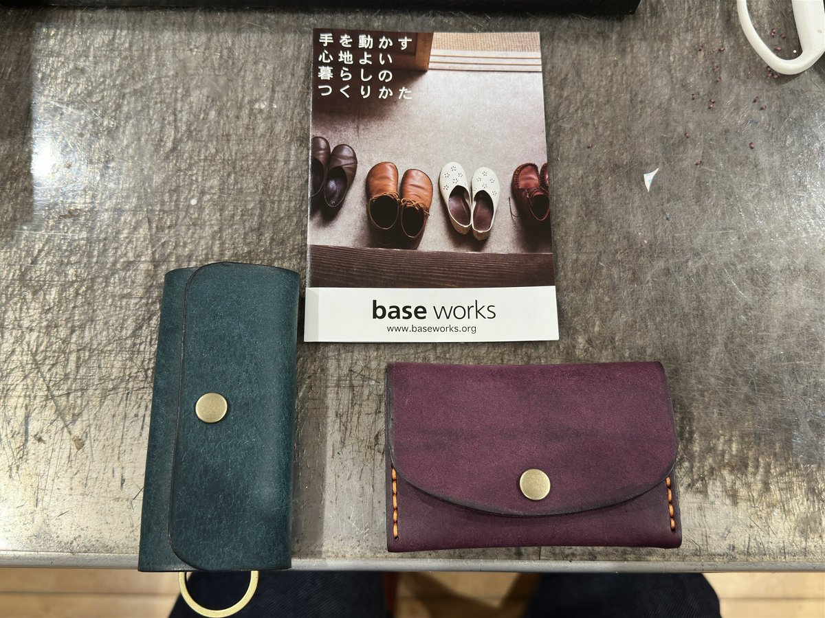 keichimA90's tweet image. base worksさんのレザークラフト体験でキーケースと名刺入れを作成させて頂きました😊
生地の色からステッチ、金具まで全て選べて初めてながら満足のいく仕上がりになりました✨
これから革を育てていくぞー😆
#baseworks
#レザークラフト
#niteize