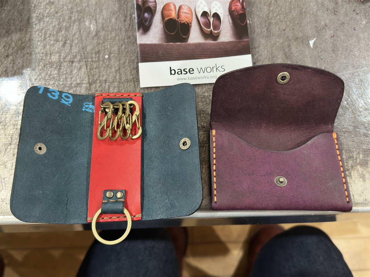 keichimA90's tweet image. base worksさんのレザークラフト体験でキーケースと名刺入れを作成させて頂きました😊
生地の色からステッチ、金具まで全て選べて初めてながら満足のいく仕上がりになりました✨
これから革を育てていくぞー😆
#baseworks
#レザークラフト
#niteize