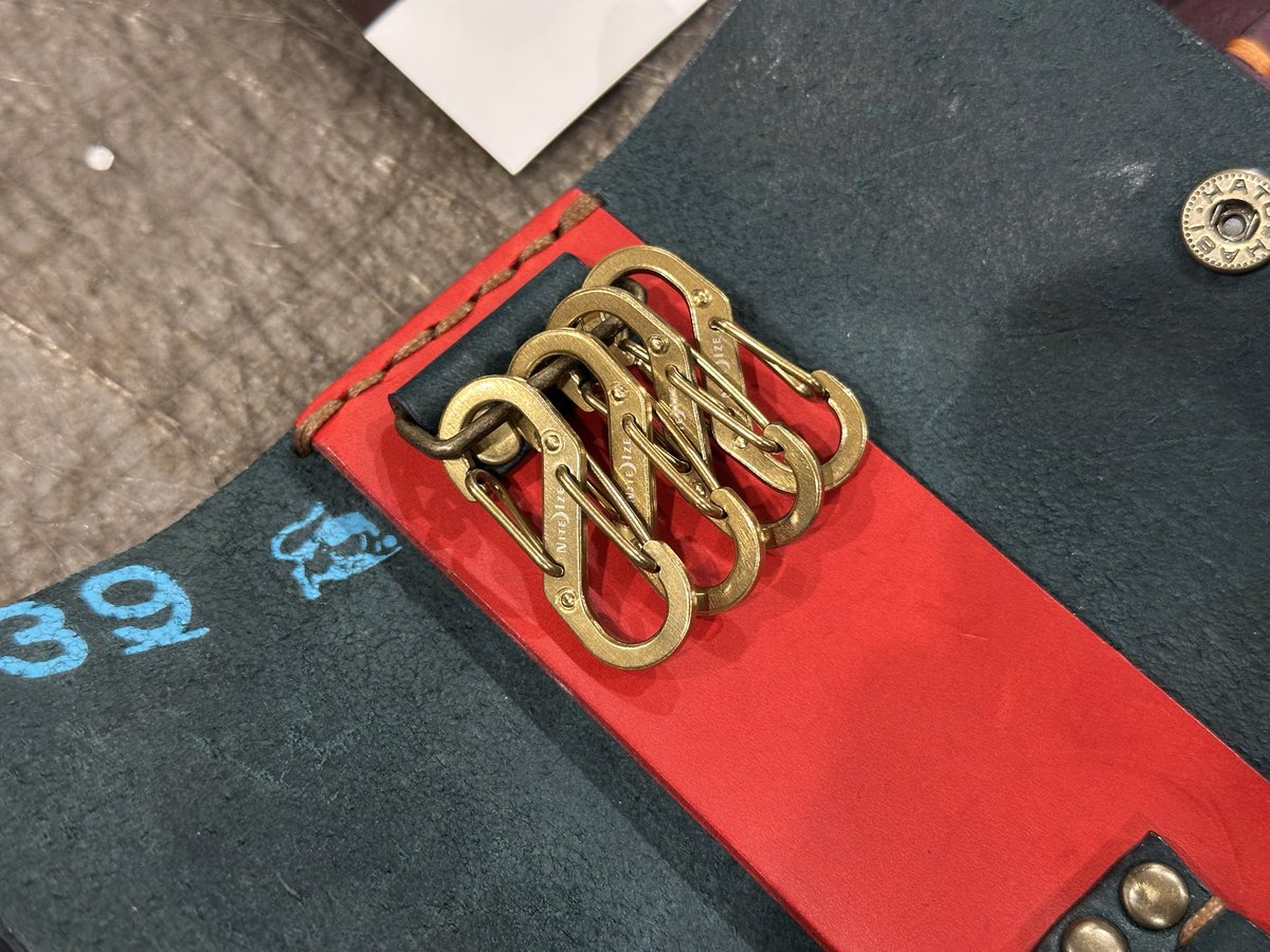 keichimA90's tweet image. base worksさんのレザークラフト体験でキーケースと名刺入れを作成させて頂きました😊
生地の色からステッチ、金具まで全て選べて初めてながら満足のいく仕上がりになりました✨
これから革を育てていくぞー😆
#baseworks
#レザークラフト
#niteize