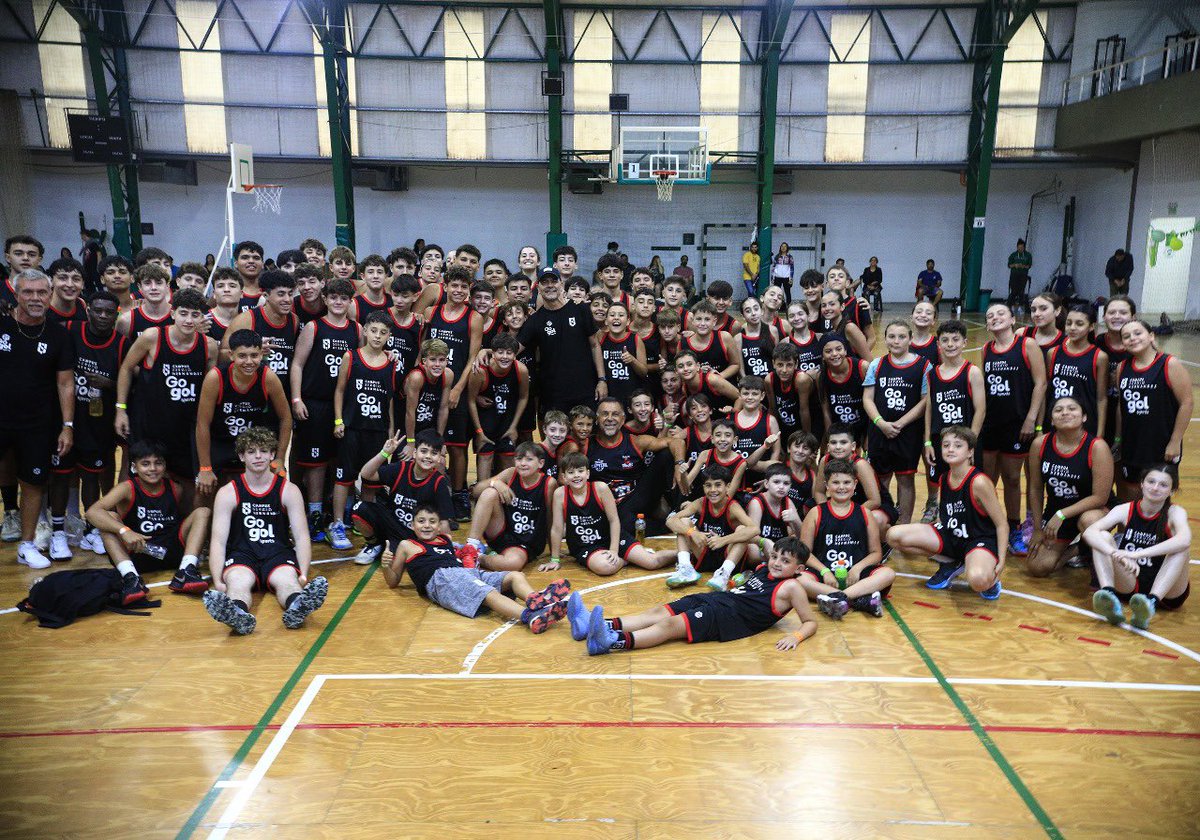 shernandezarg's tweet photo. ¡¡Oveja en acción!! 🔥 Vivimos otra gran jornada en el Campus @ssergioh con el exentrenador de la Selección Argentina a full entrenando con los campistas ⛹️⛹️‍♀️

Lo dieron todo y nos divertimos en Once Unidos, Mar del Plata 🌊☀️🏀 https://t.co/9AhIza6e7v