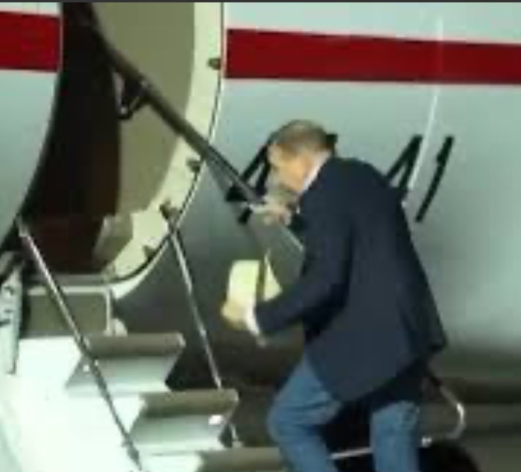 La extrema derecha no quiere que se recuerde que Edmundo, asilado en la embajada de España en Caracas, pidió la presidencia del presidente de la AN para entregarle una carta, donde firmó reconociendo su derrota. 

Luego muy nervioso contaba las horas para huir de Venezuela.