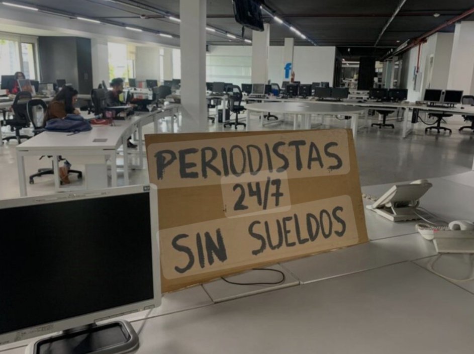 AsoEXELCOMERCIO's tweet photo. En este Día del Periodista exigimos a @elcomerciocom que pague la deuda que tiene con liquidados y jubilados.

Que no se hagan los de la vista gorda quienes hoy manejan este Diario:

#RamiroRivera
#JuanGonzales
@MarcosVacaEC 
#CristianEscudero
@jimbaquingo 
@GabenQ 
@bettyjumbo https://t.co/zXvlsrjg4e