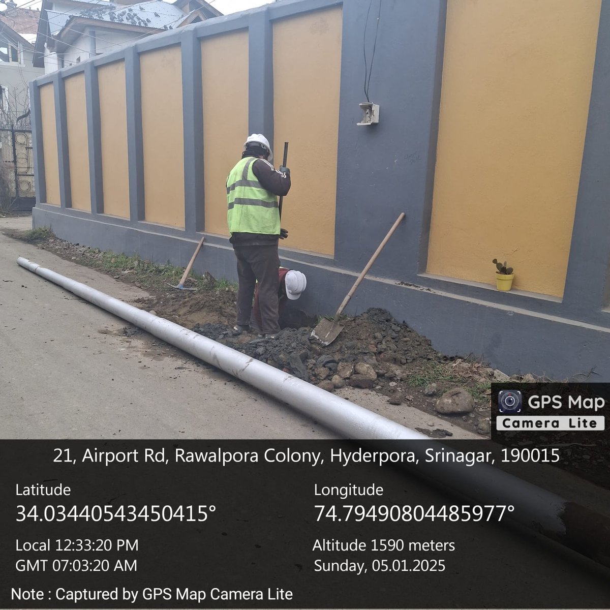 kpdcloffice's tweet photo. #RDSS
#Progress
Pit excavation and Pole erection at custodian colony Majeed bagh, feeder Rawalpora Rp03 of #ESD📍 Baghat,ED IInd under the Centre's premier loss reduction scheme of #RDSS: #KPDCL
@diprjk @MinOfPower @OfficeOfLGJandK @nasirsogami @GreaterKashmir @RisingKashmir https://t.co/9cxYskUpZK