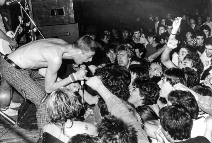 29 años ya que Lola bebe un poco más sola