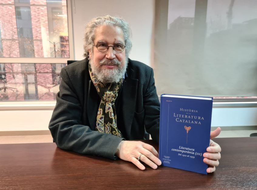 GEnciclopedia's tweet photo. Àlex Broch, entrevistat ahir a @diariARA per @jordinopca. Parlen de literatura, dels molts projectes en què ha participat... El més recent: "Història de la literatura catalana", que coeditem amb @EdBarcino i l'Ajuntament de Barcelona, del qual ja han sortit els primers 7 volums! https://t.co/V3uOkKhlSN