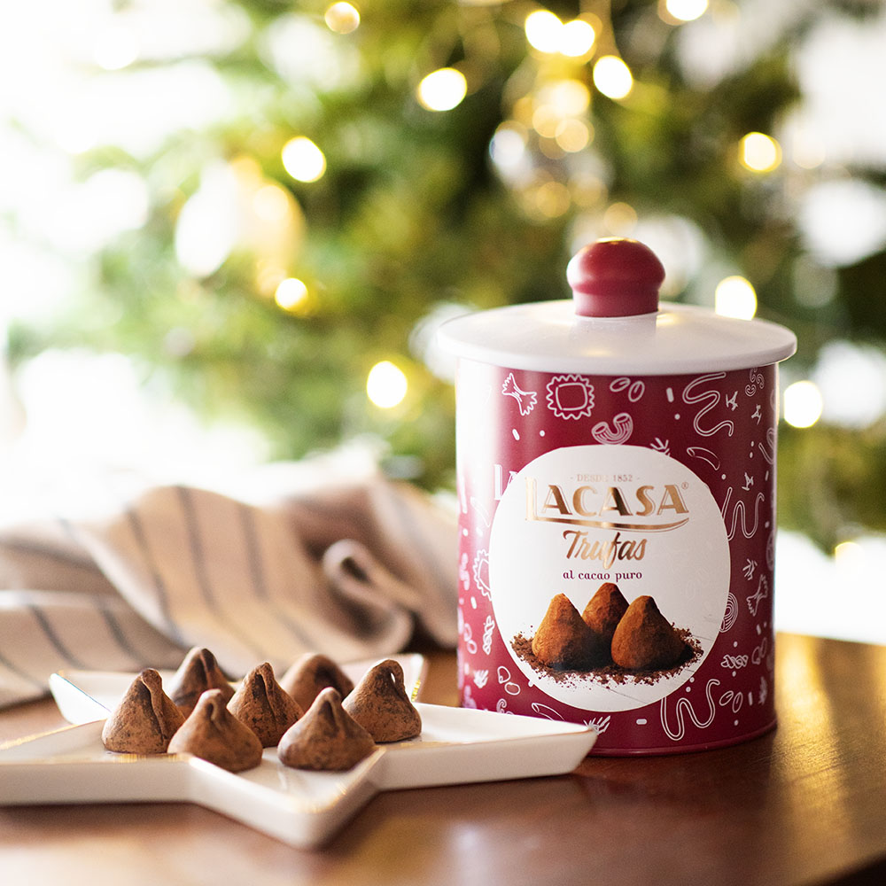 El árbol se ilumina, la familia se sienta alrededor de la mesa y disfrutáis juntos abriendo regalos y comiendo trufas 😍🎁🎄 #NavidadConLacasa