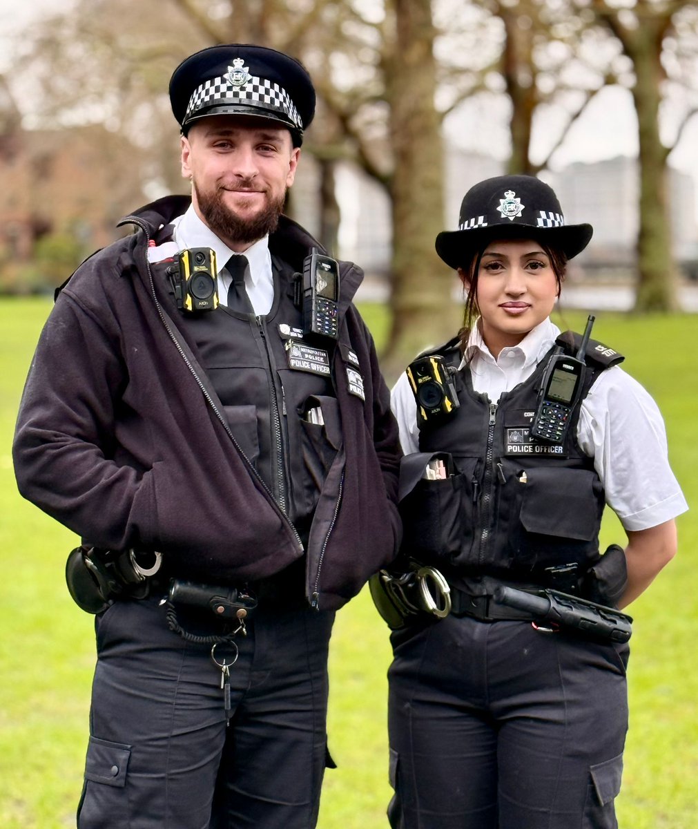 MPSIsleOfDogs's tweet photo. 👋 Meet Ben and Alina, your dedicated Canary Wharf Safer Neighbourhood Team officers! 🚓 They’re here to keep the area safe and support the community.

Got questions or concerns? Stop by, say hello, and share what matters to you most. Together, we can make a difference! 💬 https://t.co/JhfFETWXUI