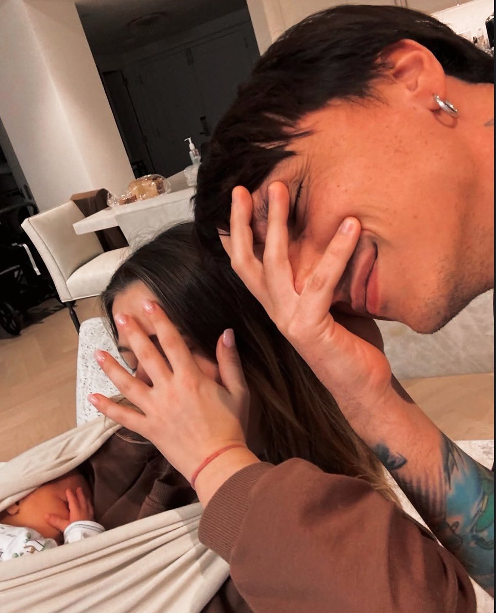 mmrta03's tweet photo. 4 anni da “Quel filo che ci unisce” 
Auguri a tutti un amore così❤️.
@IlVeroUltimo https://t.co/vdBzC5pI2w