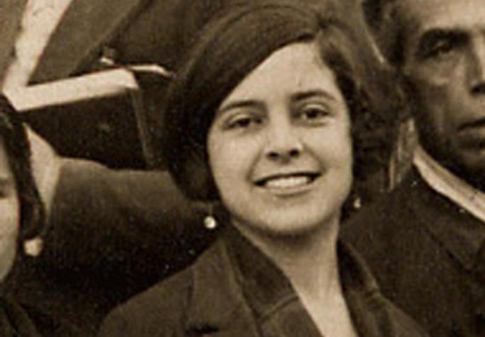 FonsiLoaiza's tweet photo. Tal día como hoy en la víspera de reyes de 1937 fue asesinada la sindicalista comunista Aurora Picornell. Dijo antes de ser asesinada por falangistas: "¿Con qué balas mataréis las ideas?". El ultraderechista Gabriel Le Senne, presidente del Parlament balear de VOX, rompió su foto https://t.co/yo8omLRzxl