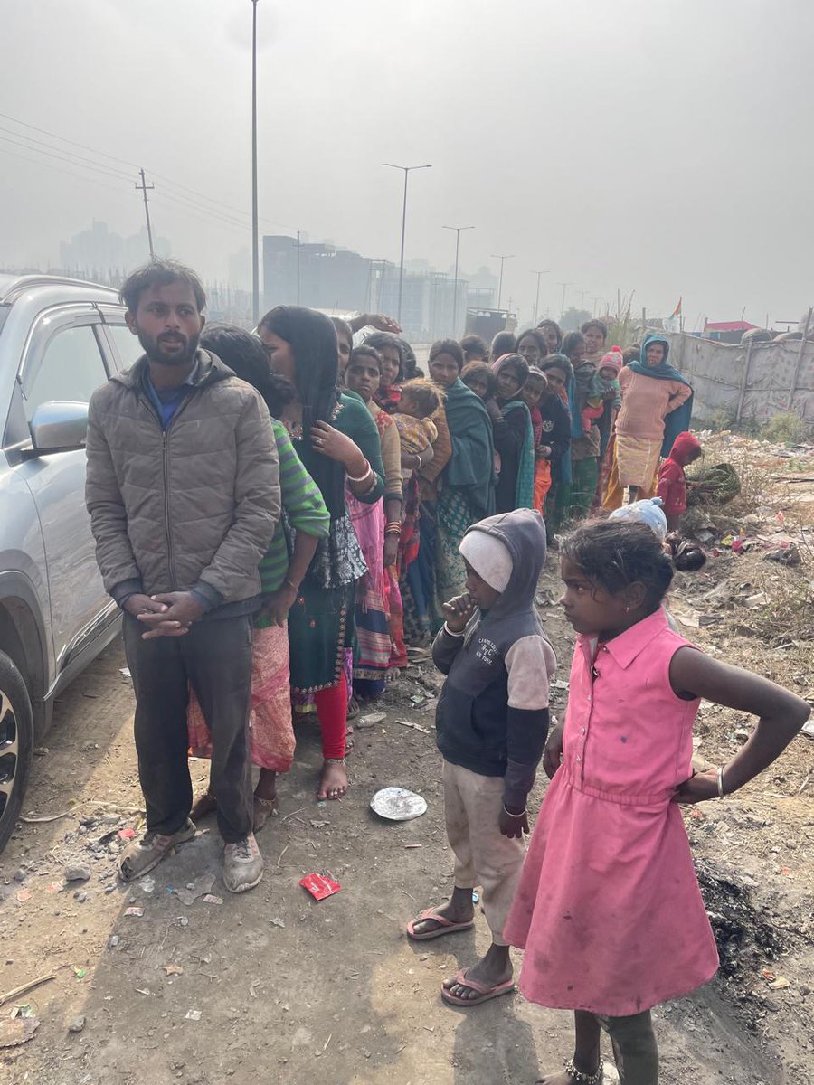 annukhan78's tweet photo. ग्रेटर नोएडा वेस्ट में सामाजिक संगठन @NEFOMAncr ने बढ़ती ठंड को देखते हुए ग्रेटर नोएडा वेस्ट की 2 अलग अलग झुग्गियों में 200 से ज्यादा कंबल वितरण किए #nefoma #annukhan @myogiadityanath @MYogiDevnath @mohd_ali_sahil @narendramodi @AmitShah @yadavakhilesh @DhirendraGBN @BNSinghIAS https://t.co/US1MFg8JTf