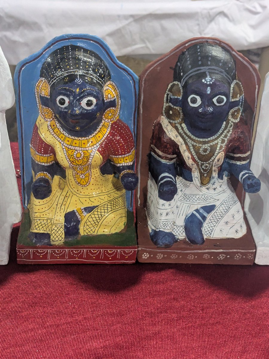 KalyaniMuktevi's tweet photo. The #Cherial workshop was fascinating,but sadly under-attended.Any of our traditional art forms needs more visibility and patience to thrive,especially among younger generations who are increasingly disconnected from hands-on crafts. Am happy @dhanvihrudya could join the session. https://t.co/NvsQMfSHMP