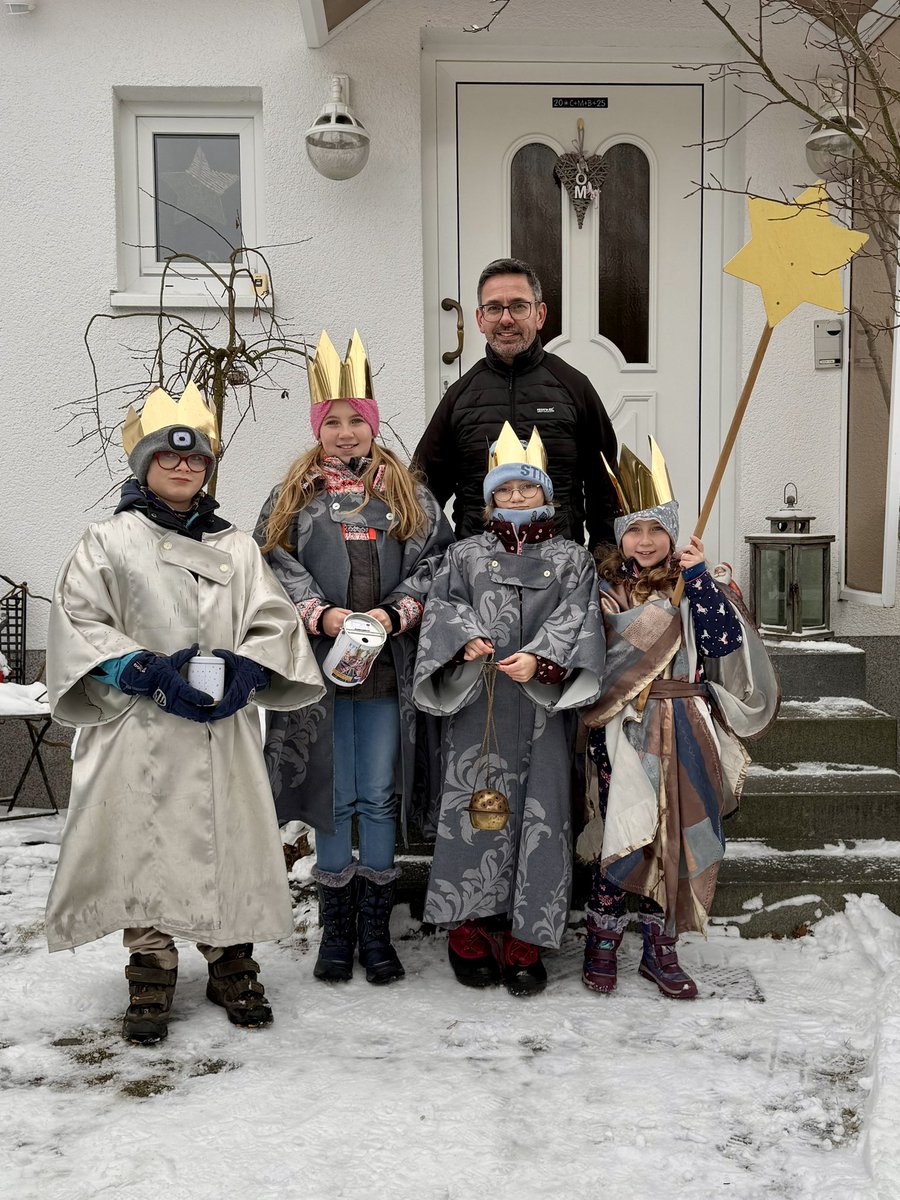 ✴️ Heute besuchten uns die #Sternsinger zu Hause brachten den Segen C+M+B „Christus Mansionem Benedicat“ in unser Haus. Vielen Dank an die Ehrenamtlichen der Katholischen Familie Falkenstein für den Dienst. Motto: „Erhebt eure Stimme! Sternsingen für Kinderrechte.“