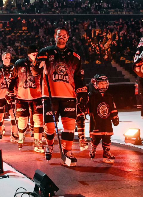 Utematch i Frankfurt o 45 tusen på läktaren . Son o barnbarn på väg in . O Luleå 3 poäng . Fan vilken dag igår