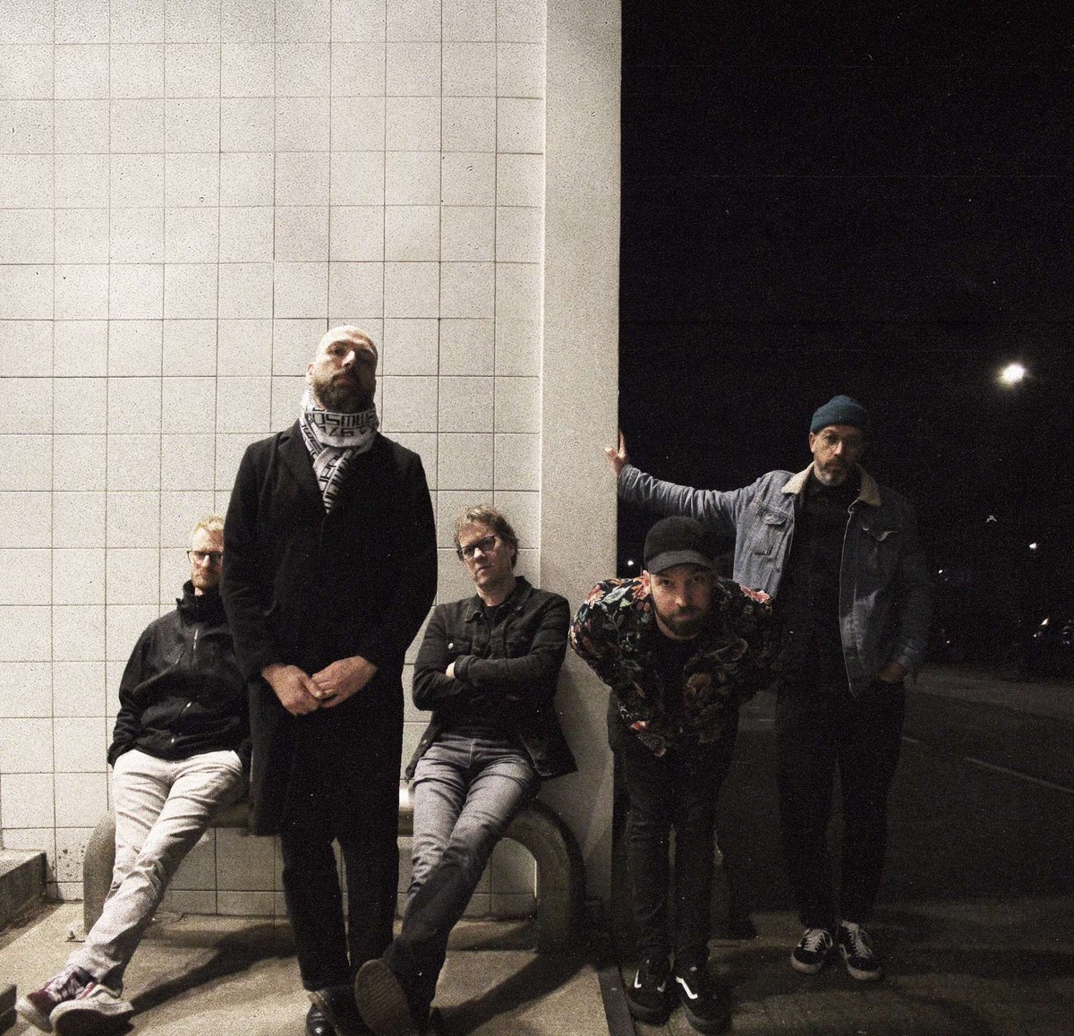 Nieuwe single: noisepunk band #HOOFS brengt met Out Of Place een aangrijpende ode aan op 8 oktober overleden frontman Ramón van Geytenbeek, inclusief zijn laatste zangopname. Nu te horen via: wp.me/p6xalX-gIm