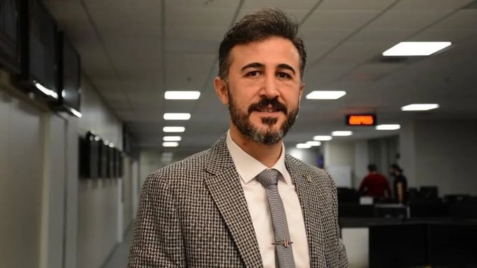 Sevmem, yer yer utanırım falan ama aşırı ağlak ve kavgacı biri. 2021 şampiyonluğunun mimarlarındandır mis gibi de algıcıdır. Beşiktaşın en büyük sorunu kavgacılık şu anda ve o açığı kapatır bence en azından denenmesine düşmanlık etmemek lazım