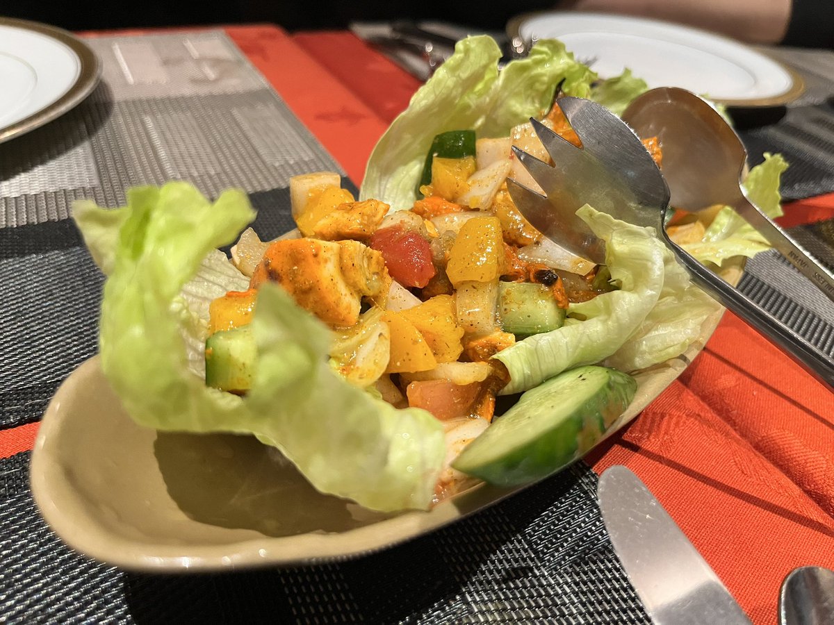 ryskhdk's tweet photo. 京都メディア研究 (酒)で新年会。市役所近く「ケララ」で正調インド料理まじうまい。タンドールもろもろうまいのはもちろん、これまでの人生で最もおいしいサグカレー (緑のやつ)を食った。脱法ほうれん草。ビリヤニもまじマトンだし最高でございました。またすぐ行きたい！ https://t.co/k4pI8YYuAw