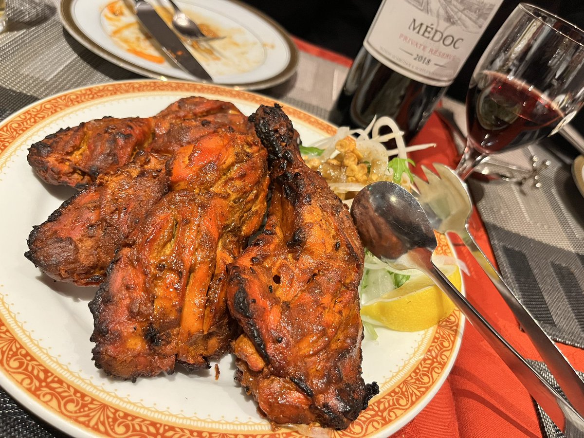 ryskhdk's tweet photo. 京都メディア研究 (酒)で新年会。市役所近く「ケララ」で正調インド料理まじうまい。タンドールもろもろうまいのはもちろん、これまでの人生で最もおいしいサグカレー (緑のやつ)を食った。脱法ほうれん草。ビリヤニもまじマトンだし最高でございました。またすぐ行きたい！ https://t.co/k4pI8YYuAw
