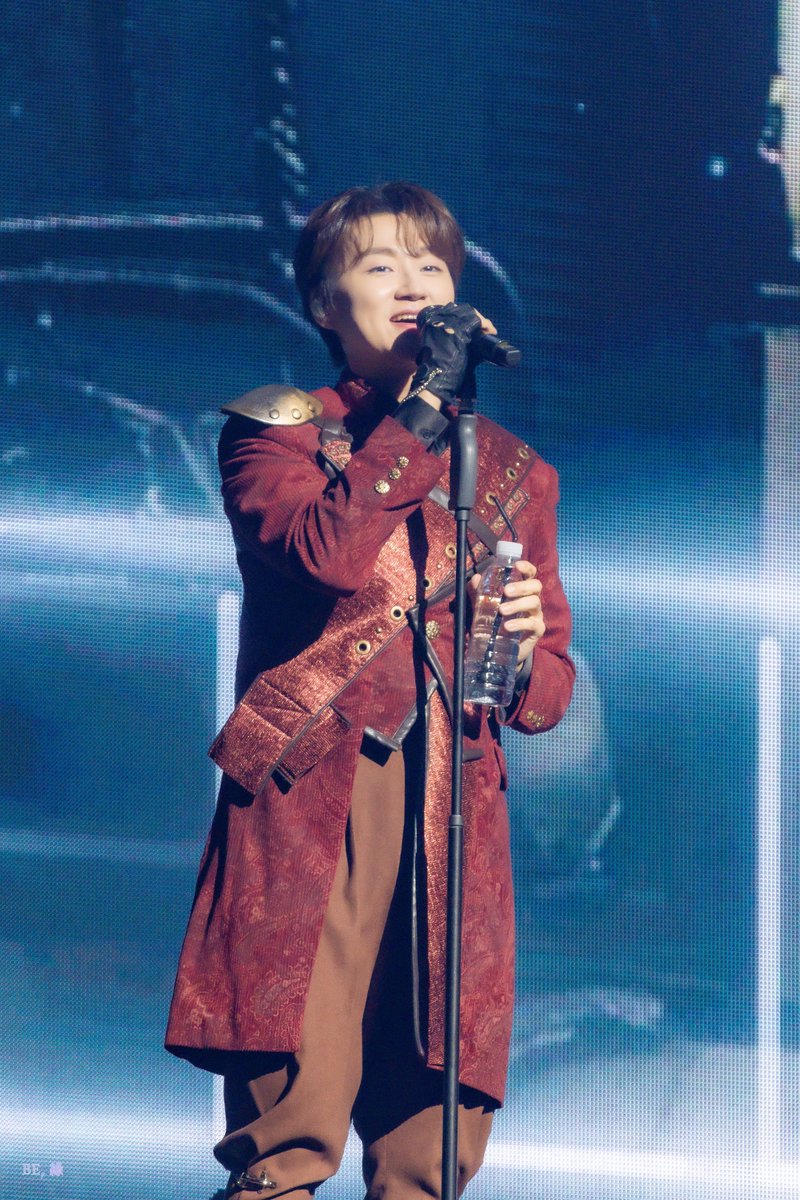 beyeonpic's tweet photo. 241229 #포레스텔라 #조민규
#Forestella #The_Illusionist

My cat in front of standing mic🐈💚 https://t.co/2qheMm1Uec
