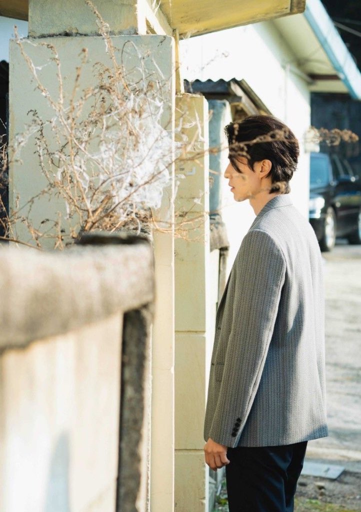 ⠀⠀
⠀
         ชีวิตของผม, ไม่เคยเป็นของผม 
         ผมเชื่ออย่างนั้น ตราบใดที่ยังหายใจ 
         อยู่บนโลกเส็งเคร็งใบนี้

         มันเป็นของพ่อ แม่ ชาติ  
         — ‘และคุณ’ 

⠀