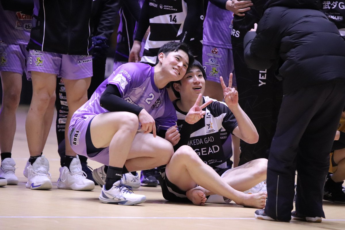 vo_cwtna's tweet photo. ▶︎▷250105 FUKAI SQUARE GARDEN 足利
両チームの集合写真は、VC長野3連（伊藤くん、森﨑さん、中野くん）と、イエスタ2連（睦くん、滉太くん）でとってもかわいかったです🤣

#北海道イエロースターズ #イエスタ #レーヴィス栃木 https://t.co/RCV1B7rnBJ