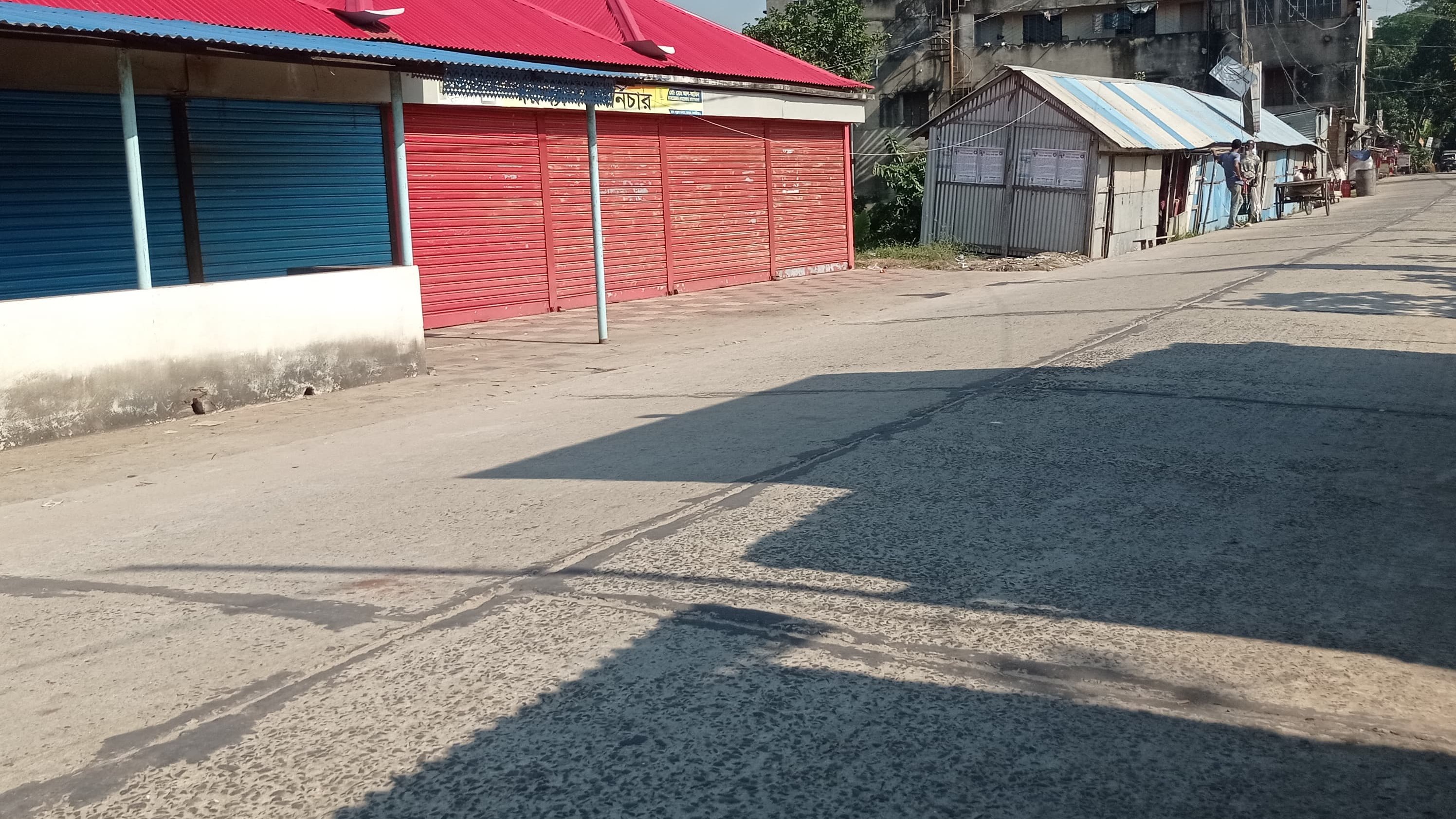 ডাসারে সরকারি জমি দখল করে ব্যবসা প্রতিষ্ঠান, ভবন নির্মাণের অভিযোগ