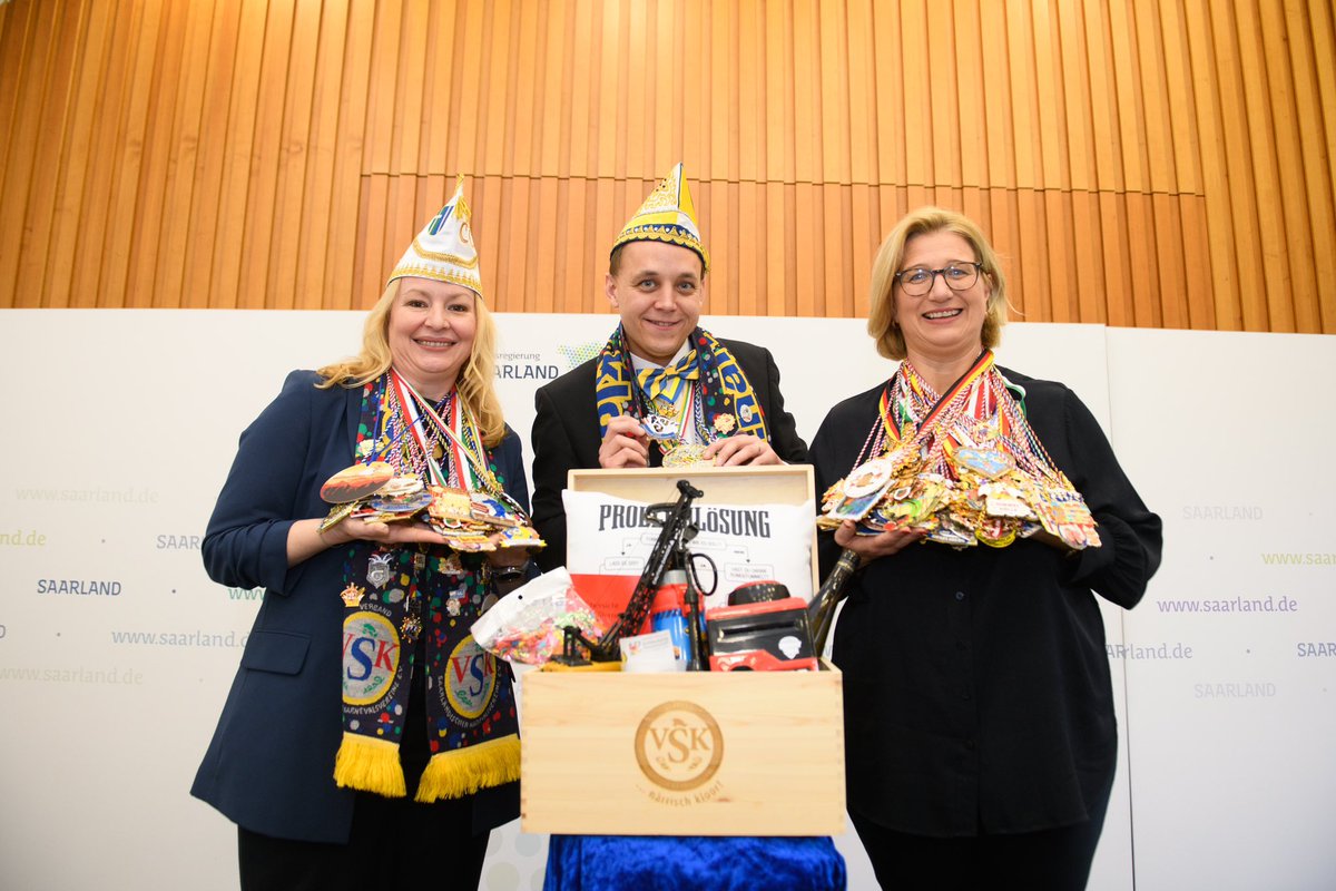 Saarland Staatskanzlei (@stk_saarland) on Twitter photo 🎭 Alleh hopp – Die Närrinnen und Narren sind los! 🎉
Ministerpräsidentin <a href="/AnkeRehlinger/">Anke Rehlinger</a> begrüßte heute rund 300 Faasebooze aus 90 Vereinen beim Narrenempfang des VSK. 🥳
flickr.com/gp/saarland_de… 🎭 Alleh hopp – Die Närrinnen und Narren sind los! 🎉
Ministerpräsidentin <a href="/AnkeRehlinger/">Anke Rehlinger</a> begrüßte heute rund 300 Faasebooze aus 90 Vereinen beim Narrenempfang des VSK. 🥳
flickr.com/gp/saarland_de…