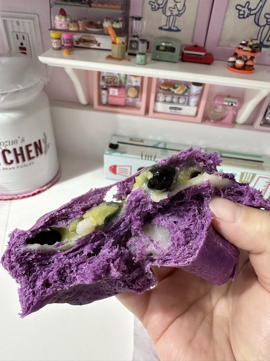 EllalalaHannah's tweet photo. 栗きんとんと黒豆消費🤗
普段焼いている豆大福パンの応用で生地をウベにしました💜

途中できんとんが足りなくなったので残りの黒豆と栗の甘露煮を包みました😆

紫芋と違ってウベなので生地がもっちりしっとり😋

#おせちアレンジ 
#栗きんとん
#黒豆
#求肥
#ウベパン
#ubebread https://t.co/8tWyMl0AAS