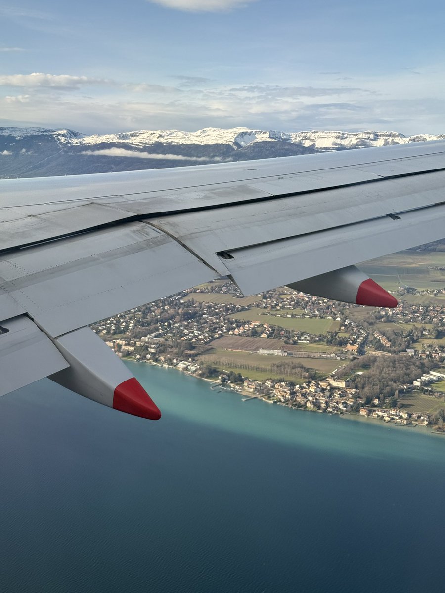 An absolutely stunning approach into GVA from onboard <a href="/jet2tweets/">Jet2tweets</a> G-LSAI on what was the final ever UK airline outbound Boeing 757 flight! She’s now on her way back to MAN on the very final passenger flight