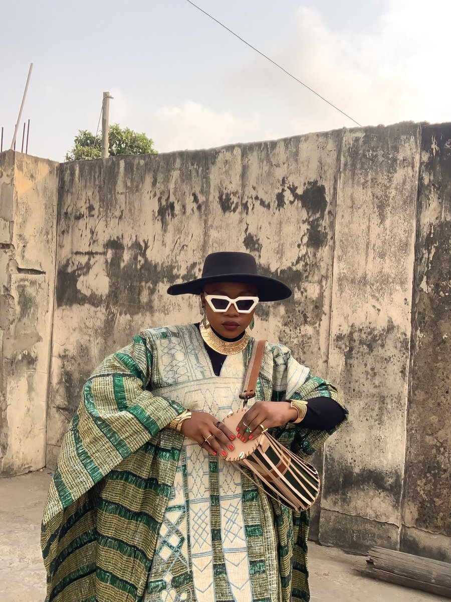 Bass_fenty's tweet photo. First Sunday of the year wearing the Agbada my daddy wore on my naming ceremony(the Longevity of the Asó Okè)
Also, I made this talking drum bag🤭 https://t.co/NpqXRmuSyM