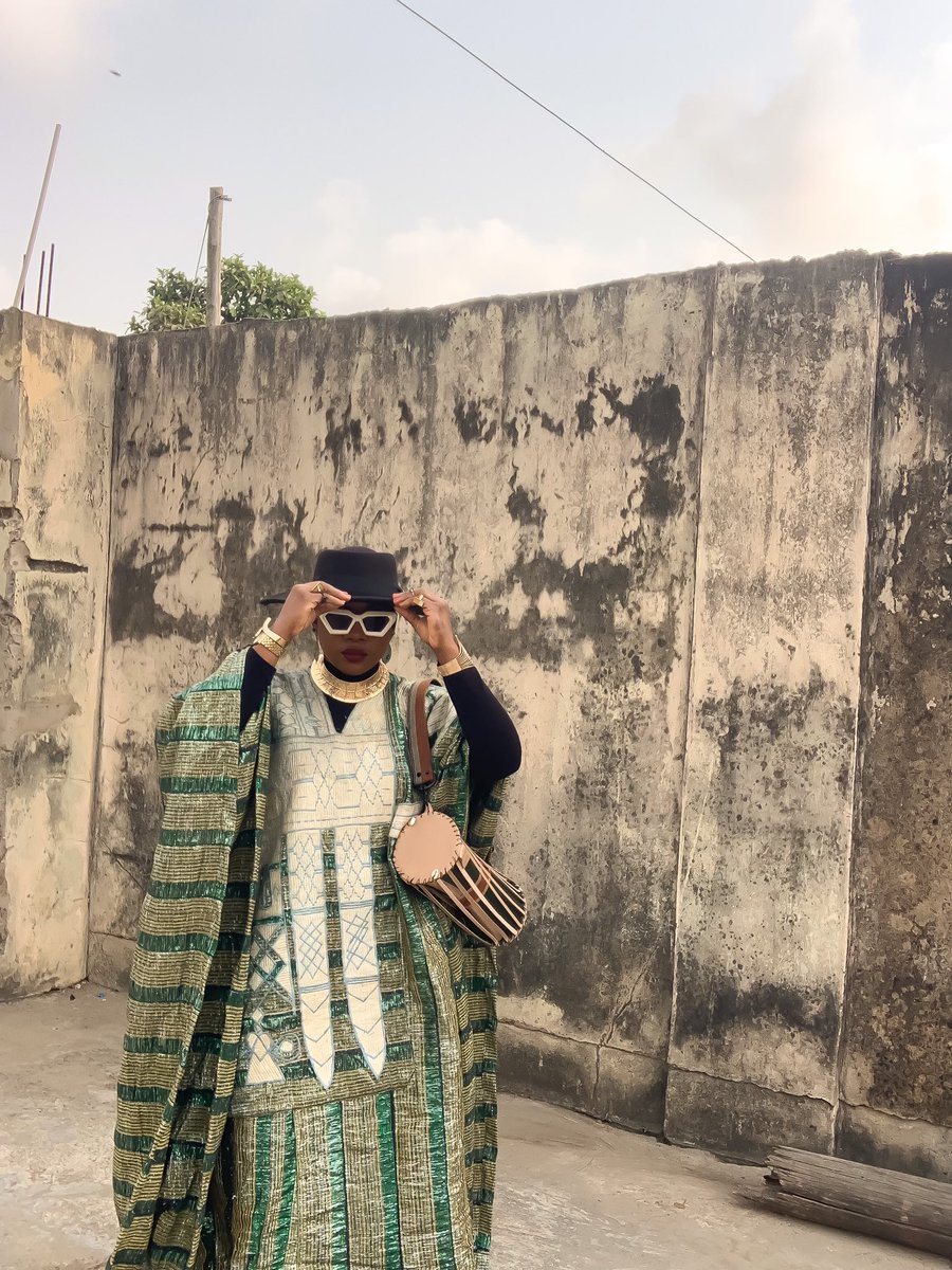 Bass_fenty's tweet photo. First Sunday of the year wearing the Agbada my daddy wore on my naming ceremony(the Longevity of the Asó Okè)
Also, I made this talking drum bag🤭 https://t.co/NpqXRmuSyM