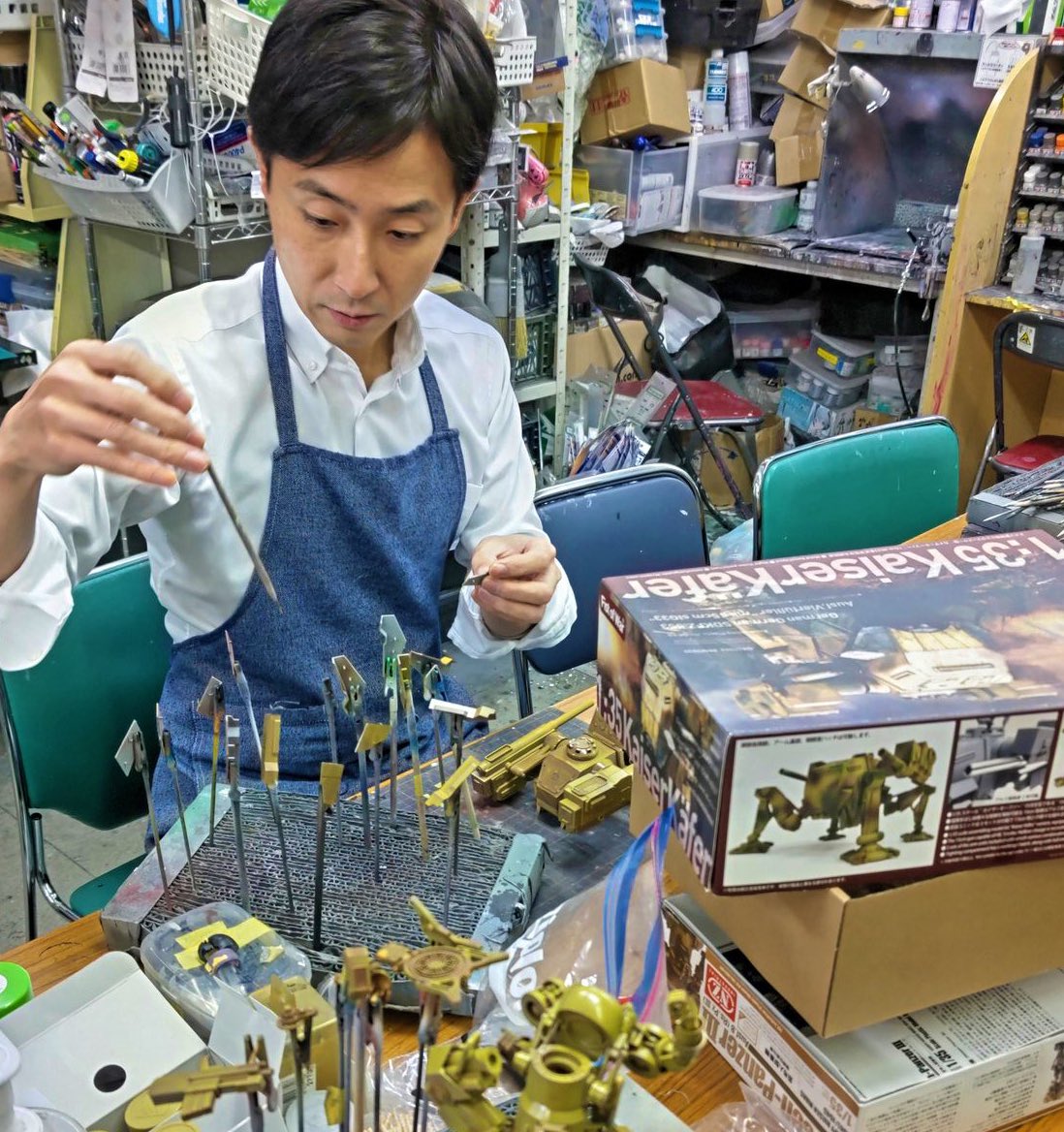 higuchi_takaaki's tweet image. 楽しかったー!念願の秋葉原工作室さんに伺いました。多脚戦車(重武装型歩兵戦闘車)に初エアスプレーで色塗り。ムラ、モレあるけど気に入ってる。次は錆び、土汚れとか表現したい。あとマシーネンクリーガー作りに行きます。親切に教えて下さった店長、お客さん、有難うございました!@akihabarakousak