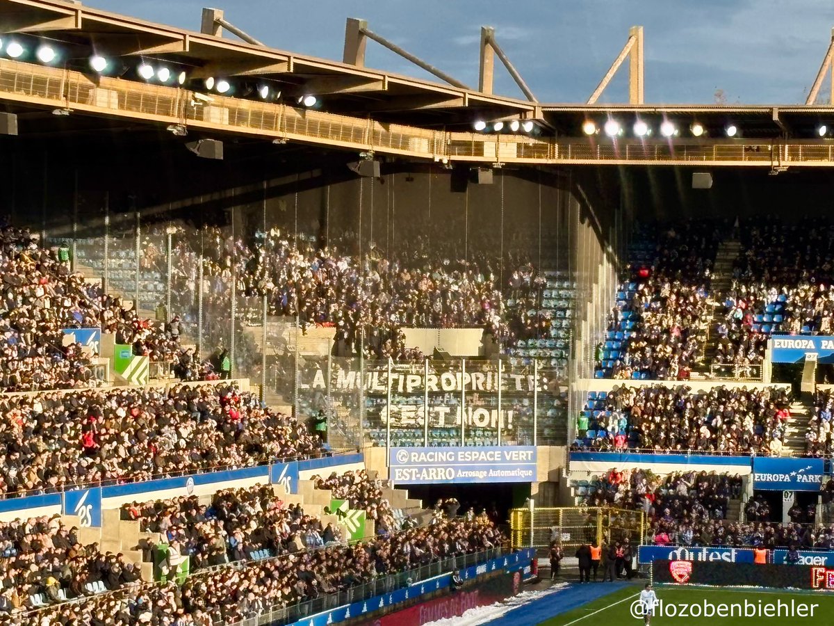 FloZobenbiehler's tweet photo. 🏟️ « La multipropriété c’est non ! »

15 minutes de grève et une banderole, les supporters d’Auxerre au soutien des ultras du Racing Club de Strasbourg à la Meinau❗️ #RCSAAJA https://t.co/M7zKez6ES8