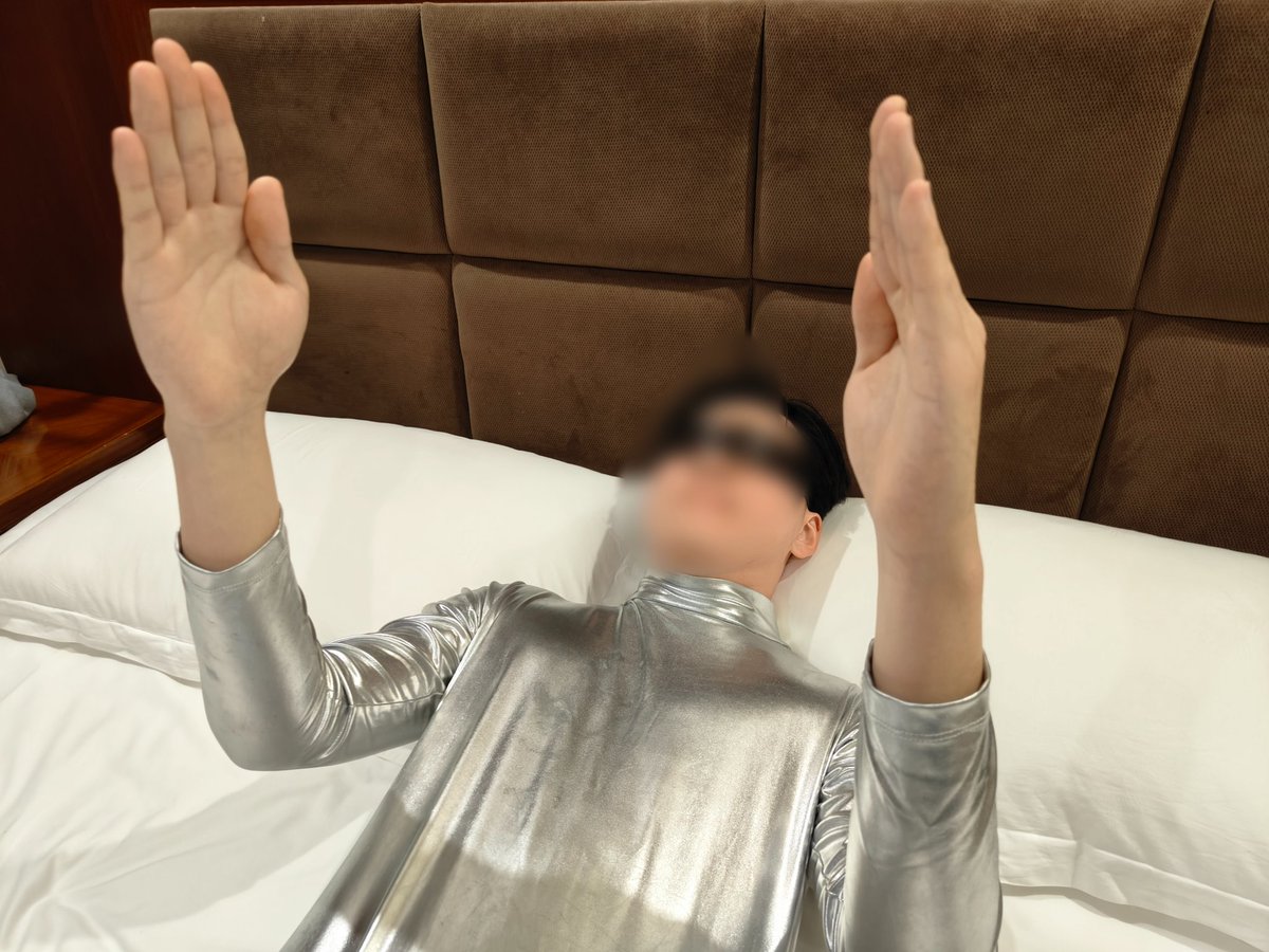 robot_hypno's tweet photo. 机器人躺倒之后，身体还是僵硬绷直。
像一尊雕像，也像一个玩具 https://t.co/lgChX93oRr
