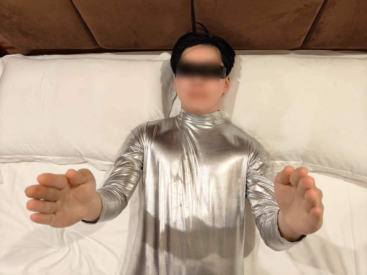 robot_hypno's tweet photo. 机器人躺倒之后，身体还是僵硬绷直。
像一尊雕像，也像一个玩具 https://t.co/lgChX93oRr