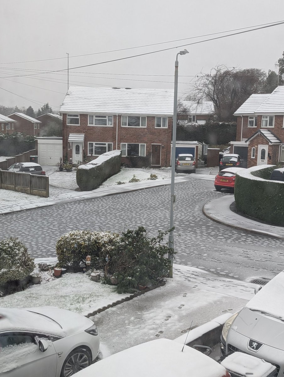 wrexhamwebdsgn's tweet photo. @DerekTheWeather here in Marford we've got dotty patterns in the snow/slush. Never seen this before, do you know why this has happened? https://t.co/cODxmpgTgg