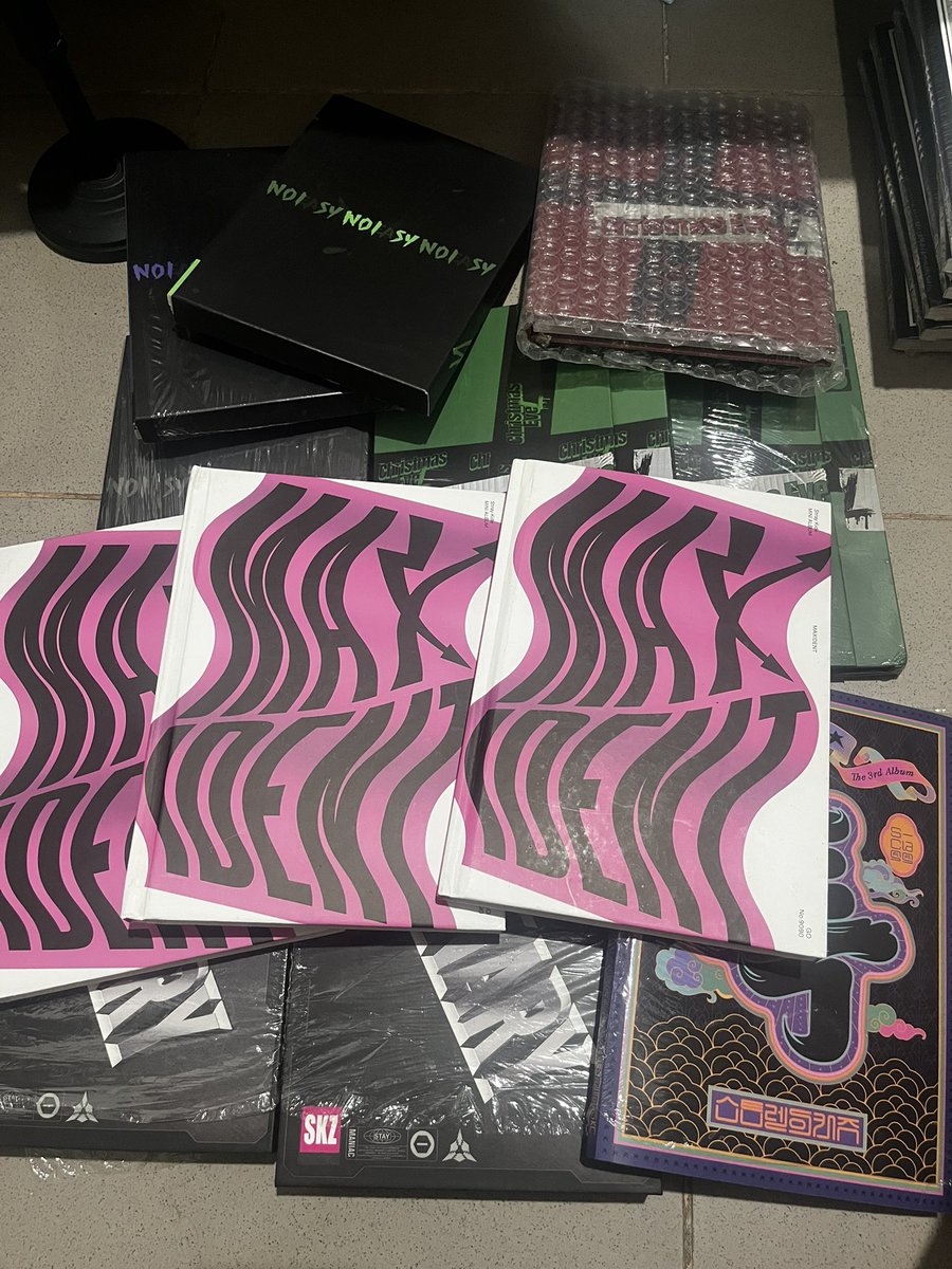 11thof04's tweet photo. ito pa po sana may interested 🥺 unsealed albums naman, mostly limited pero may onting standard

3 std (2 noeasy, 1 christmas evel) - free claims
9 lim (1 noeasy, 2 cevel, 3 maxident, 2 oddinary, 1 5-star) - ₱30-70 each name your price 🥺

wts lfb skz stray kids ph album https://t.co/WhnduftbUA