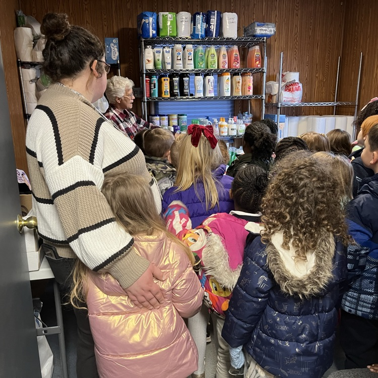MAGriffons's tweet photo. The KG class took all the socks, hats and gloves they collected to The Lighthouse Food and Clothing Pantry! They took a tour and learned about the importance of giving back!๐๐#MAexcellence #MAcommunity https://t.co/7q3YMzXfqz