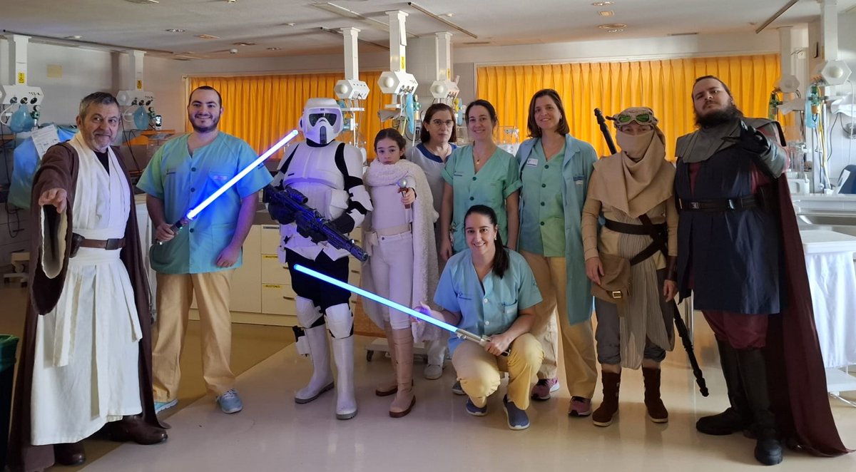 astursalud's tweet photo. 🏥📽️ Visita de @Orden66Asturias  al Hospital Universitario de Cabueñes @CAHU_Area_V 

📽️🏥 Padme, Rey, Obi Wan Kenoby, Anakin Skywalker y un Scout Trooper estuvieron en las áreas de  pediatría y neonatología para llevar un poco de ilusión a las niñas y los niños hospitalizados y sus familiares