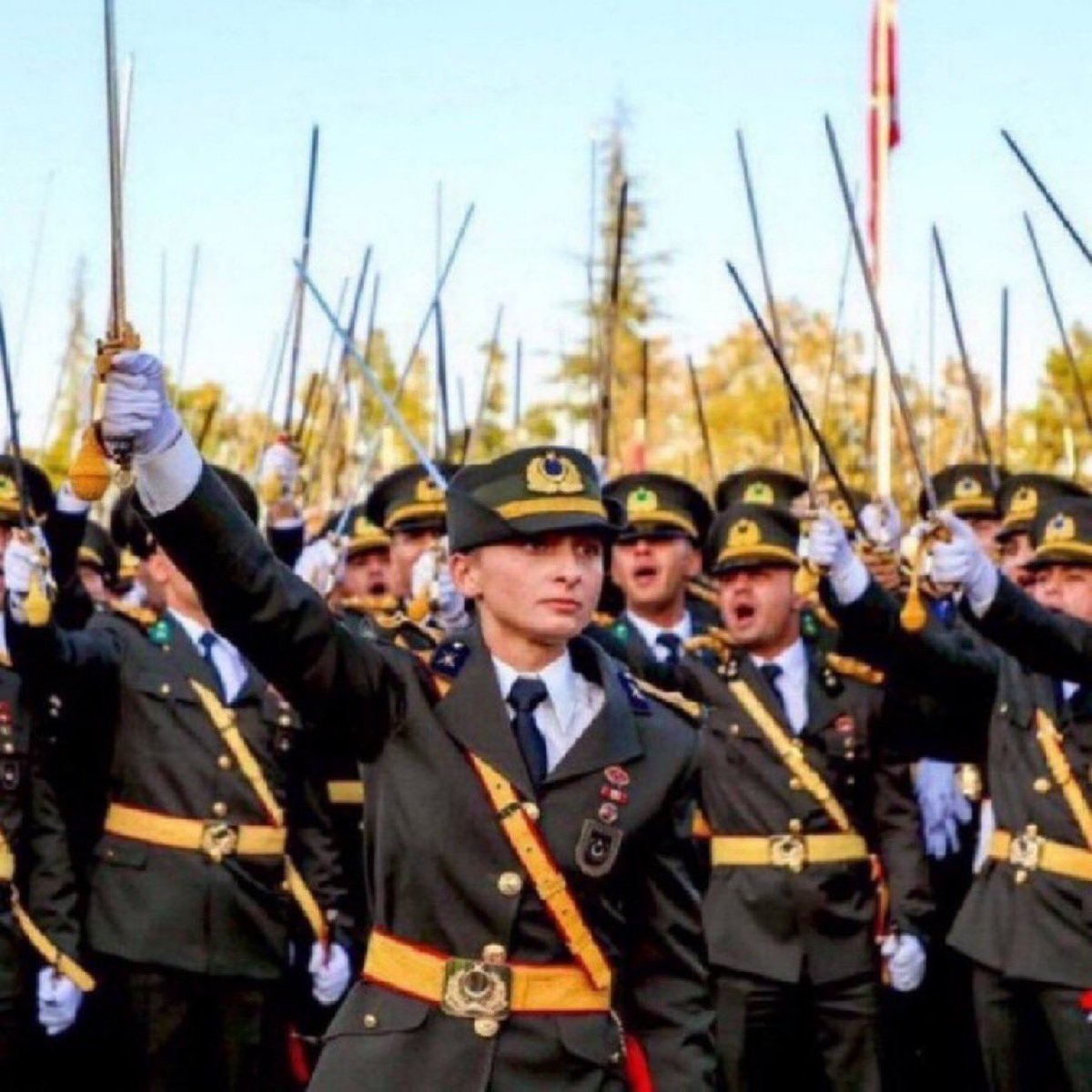 Bunlar neden hala ihraç edilmedi merak ediyorum. 

Cumhurbaşkanımızın iç ve dış bağlantılı dediği, derhal ihraç edilmelerini emrettiği bu teğmenleri neden ihraç etmiyorsunuz? <a href="/tcsavunma/">T.C. Millî Savunma Bakanlığı</a>