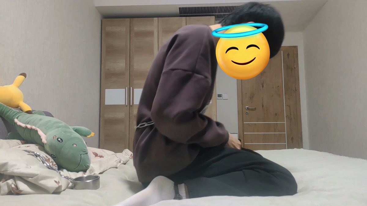 大家想看什么呢，最近有时间啦，打算再拍一段，嘿嘿😁 #脚镣  #白袜少年  #镣铐  #监禁  #圈养  #sub #日常
