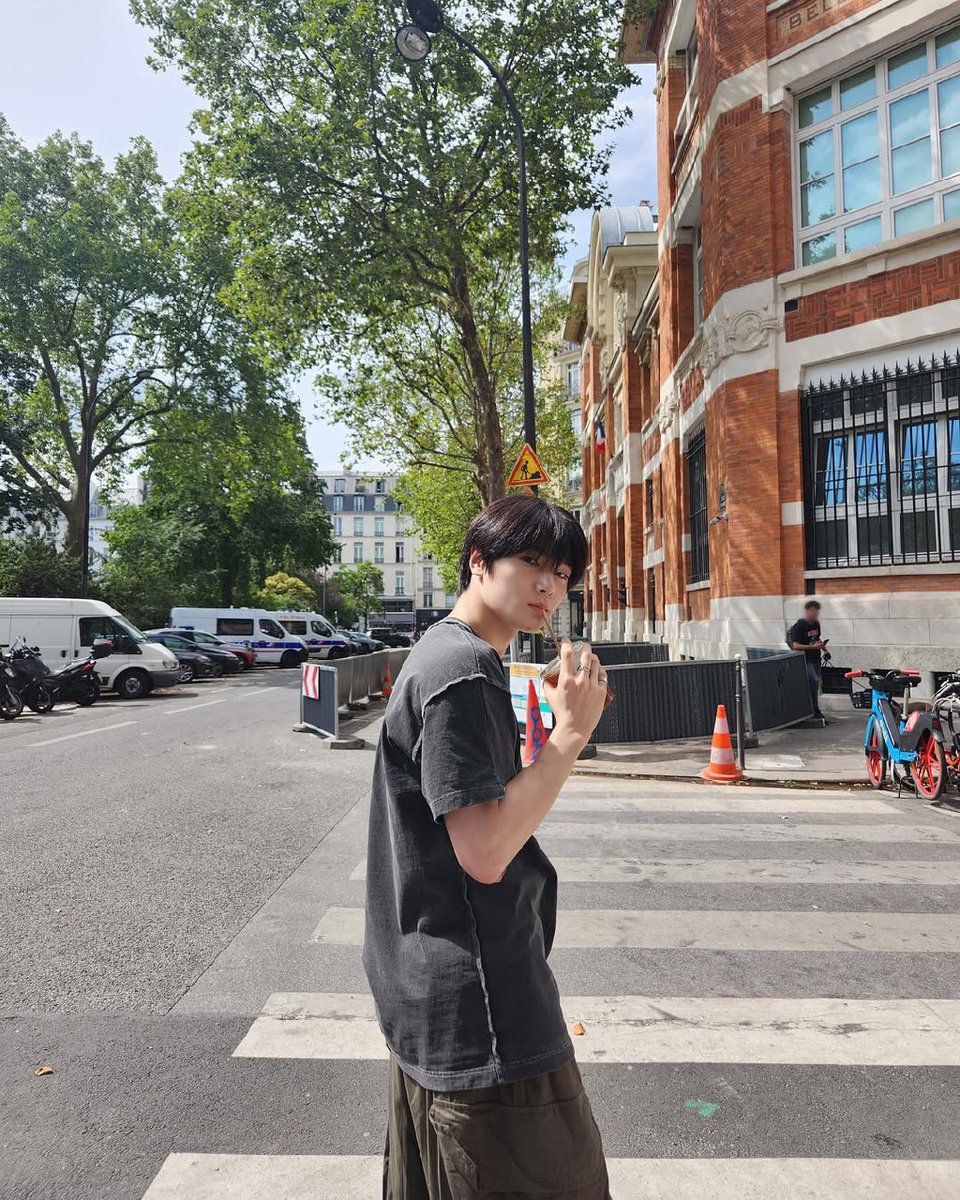 ⠀ ⠀ ⠀ ⠀ ⠀ ⠀ ⠀ ⠀ ⠀ ⠀ ⠀ ⠀ ⠀ ⠀ ⠀
 ⠀ ⠀’Acabei de voltar do passeio que fiz de manhã pela cidade, o sol não estava tão quente fazendo o pesseio se tornar um pouco mais agradável.
⠀ ⠀ ⠀ ⠀ ⠀ ⠀ ⠀ ⠀ ⠀ ⠀ ⠀ ⠀ ⠀ ⠀ ⠀