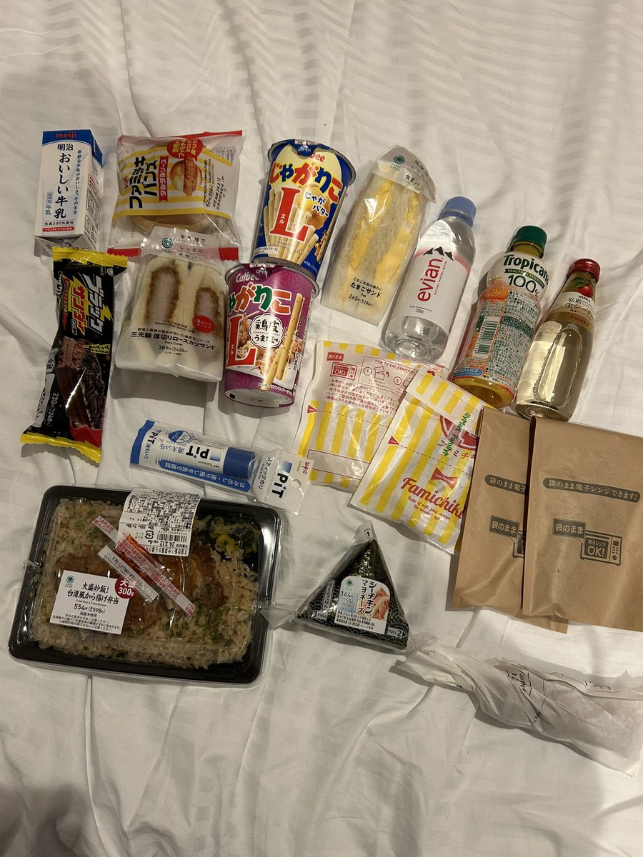 AshKedge's tweet photo. Day 5 is favourite shop in Japan. I would say all the conbinis are fantastic and all do different things. Even travelling between different cities you can different items in them. I wish our local shops were the same with the hot food counter. #Japanuary25d5 https://t.co/GRygYRhoBU