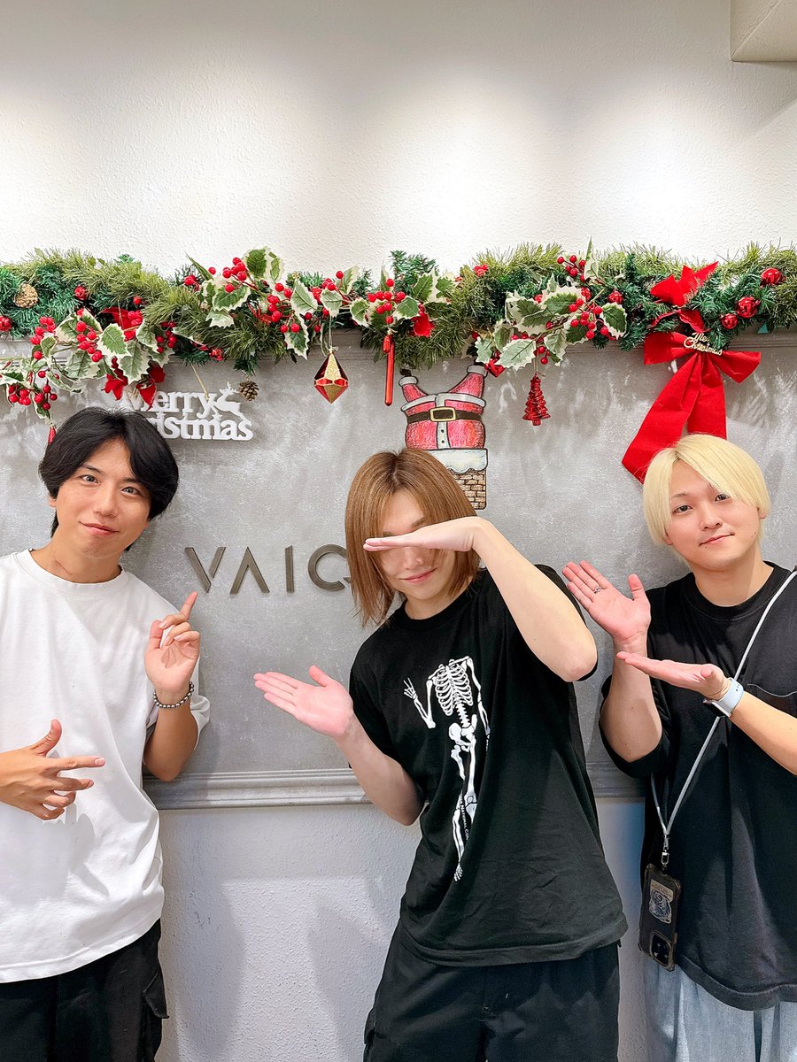 鬼龍院翔さん
ヒーリングWカラーで13トーンのハニーベージュ✨(配合スタイリスト田中)
鬼龍院さんとの10年を越える経験上、全体ブリーチで抜き切ってしまうと繰り返しのセットに耐えられず断毛してしまうので、なるべくダメージを最小限にしっかり明るくさせて頂きました💪
ピアアリーナお楽しみに^_^