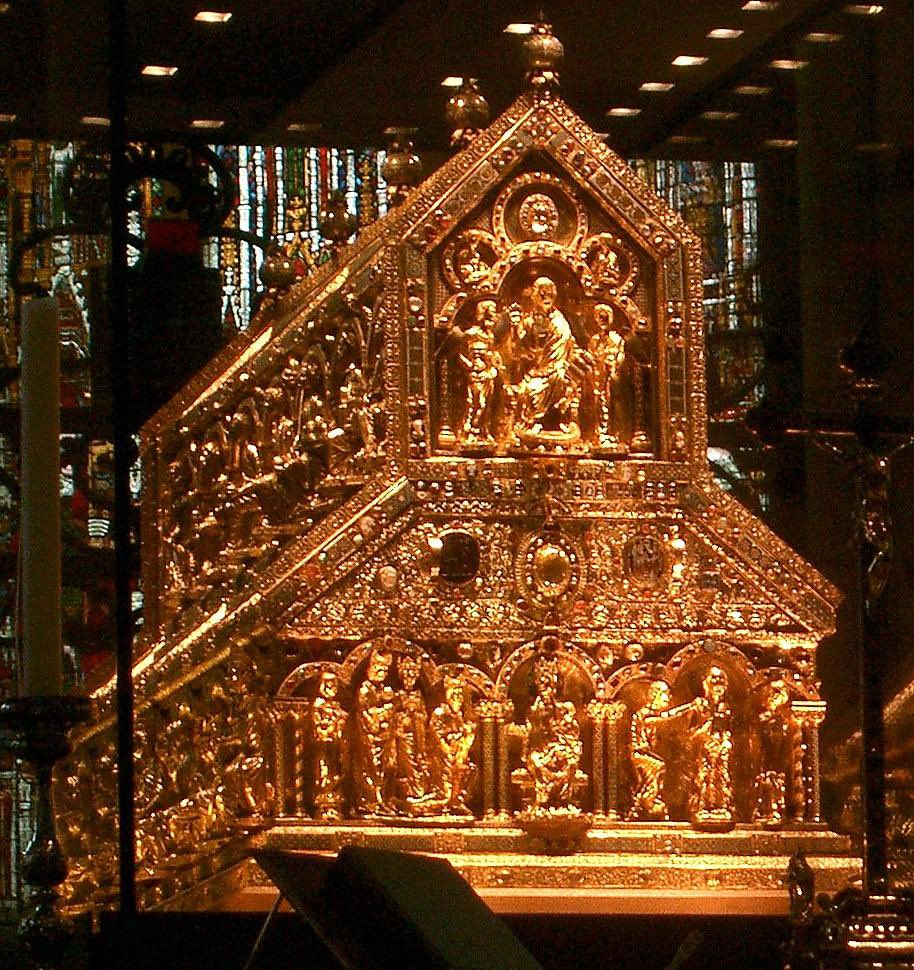 UnaVoceSevilla's tweet photo. ¿Sabías que los restos de los Tres Reyes Magos se encuentran en un hermoso relicario de la Catedral de Colonia, Alemania, construida en el siglo XIII sobre la vieja iglesia del año 818, para servir de lugar de último reposo a tan importantes personajes bíblicos? https://t.co/uGHEW1RM0l