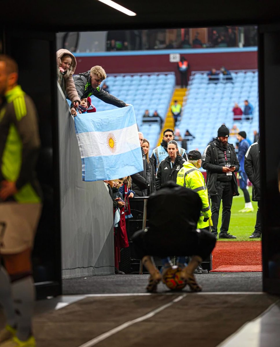 El fotón que ha subido el Aston Villa del Dibu.