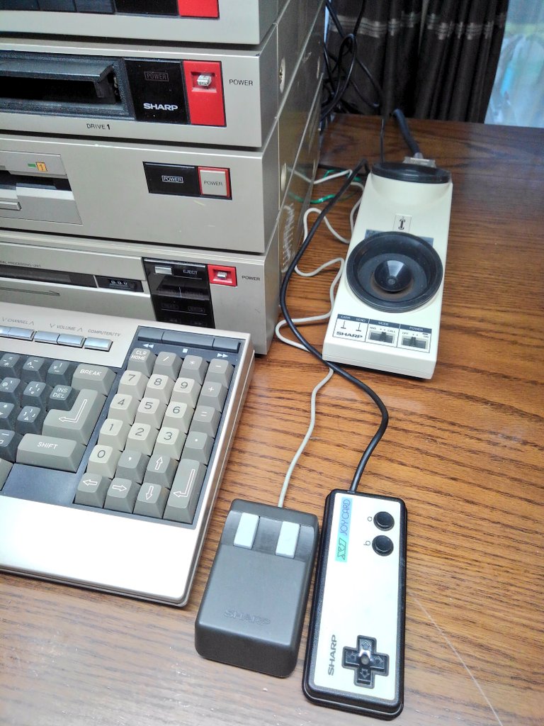toshitada1973's tweet photo. 以前組んだフルアーマーX1を組み直してみたよ。シャープ純正機器のみで組んでみたけど、どうだろう…続く。#X1 #CZ800CS https://t.co/RDSpSW3vIb