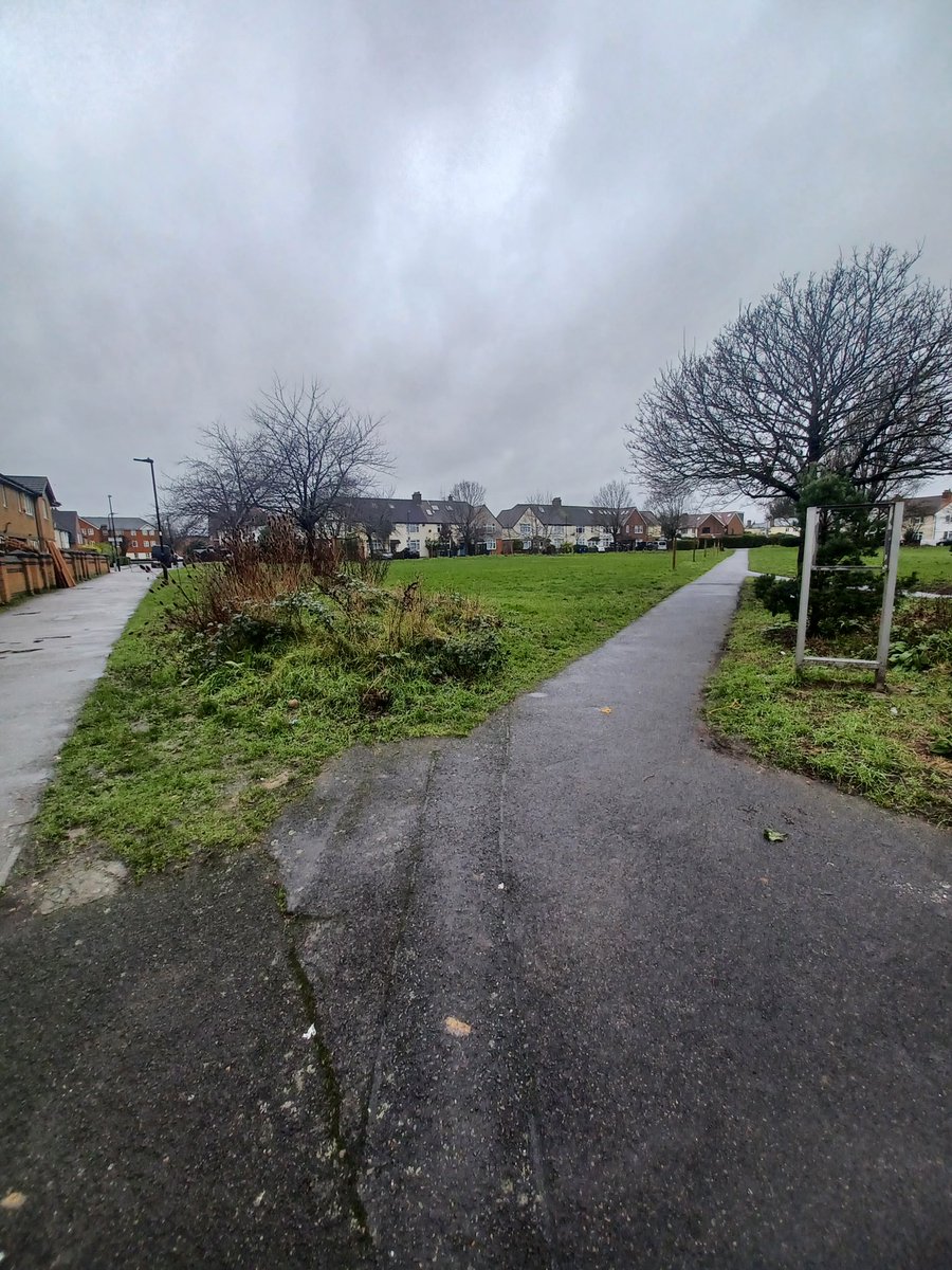 MPSEalingCommon's tweet photo. Currently on foot patrol around #Ealingcommon in the not so nice wet weather. If you see us, please say hi ๐ #mylocalmet #neighbourhoodpolicing https://t.co/SMstSv6xwE