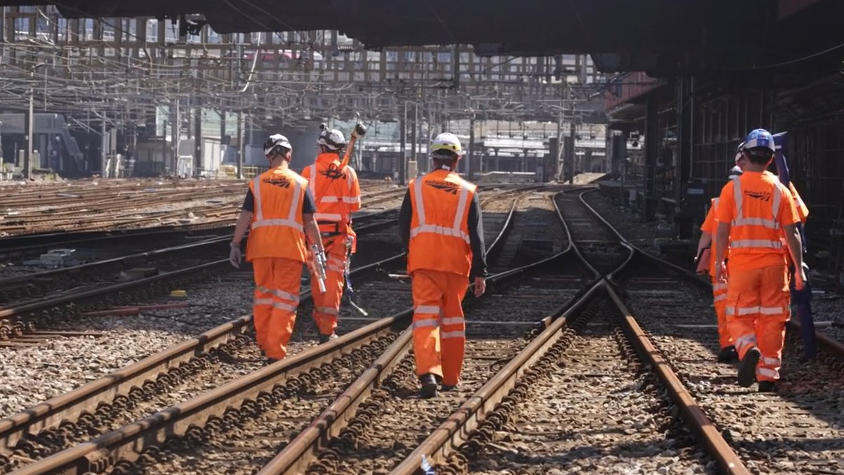networkrail's tweet photo. 👷 👷 This Christmas, 6,500 workers kept Britain moving. 

New year, new challenge? Want a career that matters all year round? 

Join the team who kept the festive season on track - and freight moving:

👉 https://t.co/KWaovOzSEJ

#RailCareers #Careers #Freight https://t.co/ZctUbphPYC