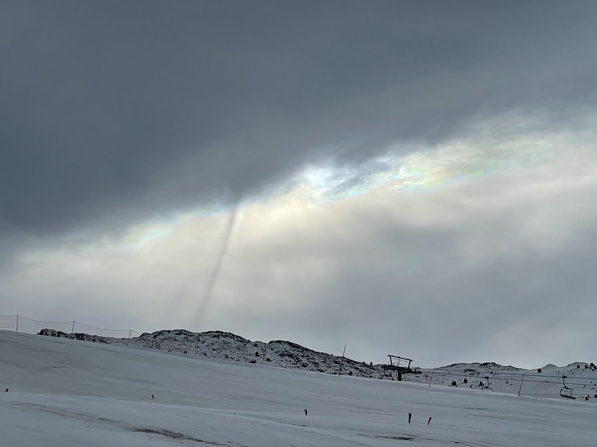 DtMvo's tweet photo. A Beret aquest matí, núvols lenticulars. Sol mirant cap a l’Aneto i núvols foscos cap al Pallars. A Baqueira ha bufat el vent típic d’allà “Baqueirolo” i no se si hi ha hagut petit fibló o ha estat efecte òptic.
@P4Estacions @MeteoAran @MeteoBarrufet @meteocat @AlfredRPico https://t.co/xVVCgoUVGC